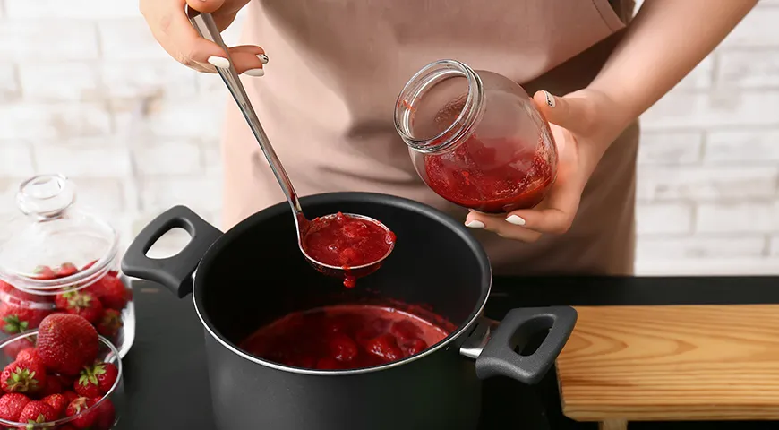 Wählen Sie für Fünf-Minuten-Marmelade kleine Beeren, damit diese Zeit haben, im Sirup einzuweichen und zu kochen