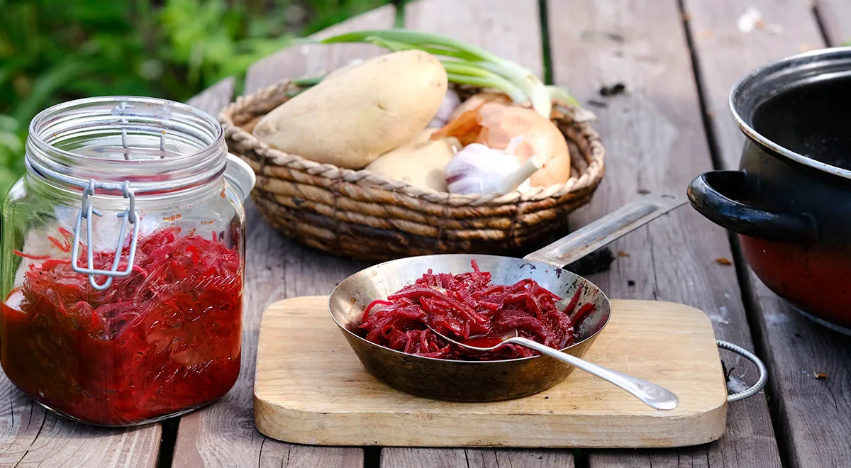 Helles, saftiges und knuspriges Sauerkraut mit Rüben ist nicht nur lecker, sondern auch ein unglaublich gesunder Snack.