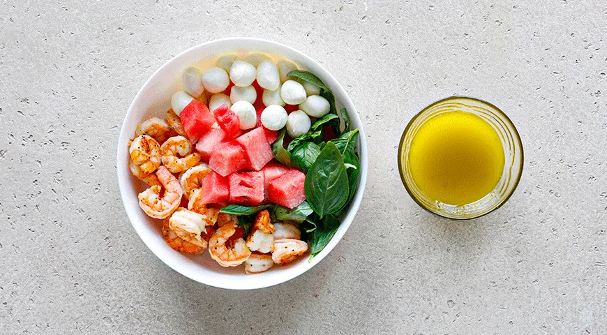 Salat mit Wassermelone, Garnelen und Mozzarella