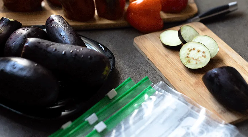 Vor dem Einfrieren die Aubergine in Scheiben schneiden und in kochendem Salzwasser blanchieren