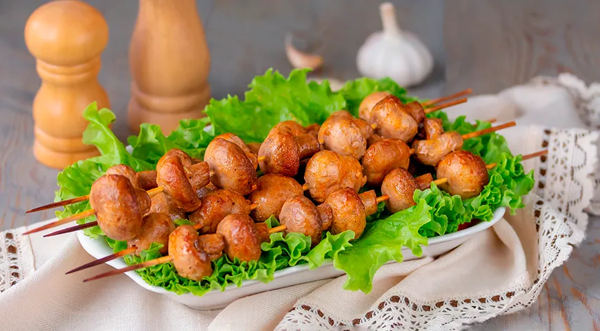 Mit Mayonnaise und Knoblauch marinierte Champignons