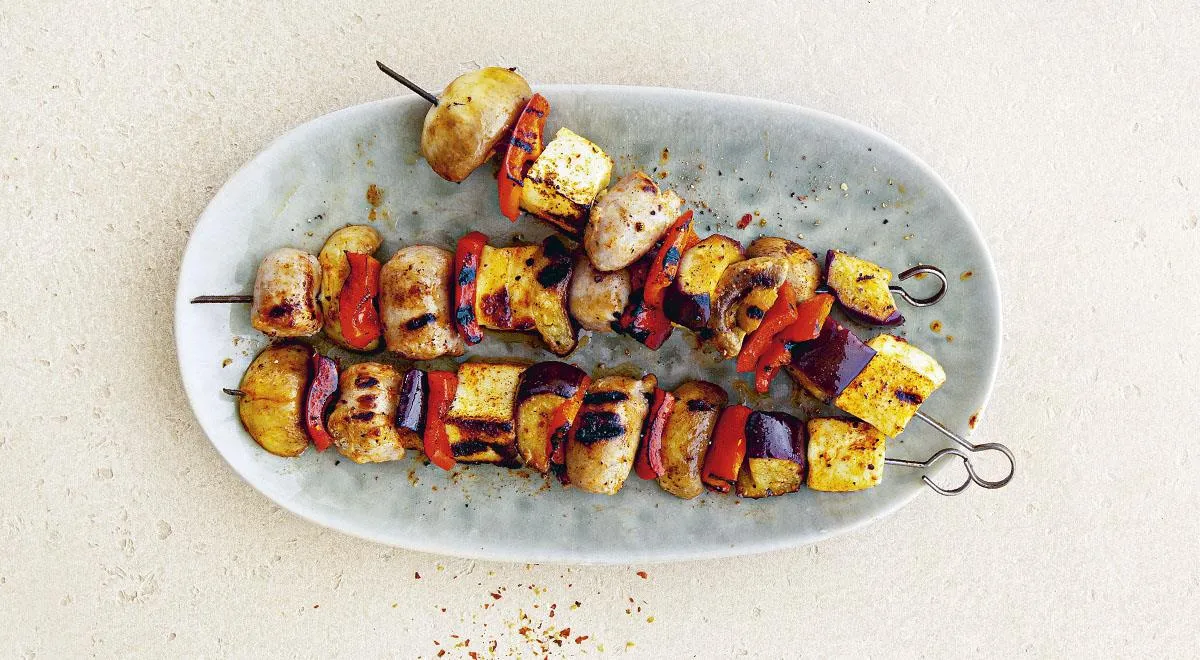 Schaschlik mit Würstchen, Auberginen, Champignons und Halloumi-Käse