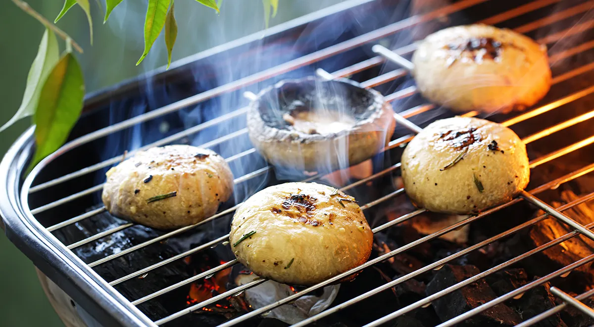 Saftige Champignons auf dem Grill