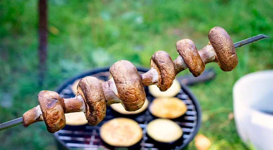 Die Champignonspieße sollten bei mittlerer Hitze gebraten werden. Die Garzeit beträgt normalerweise 10–15 Minuten