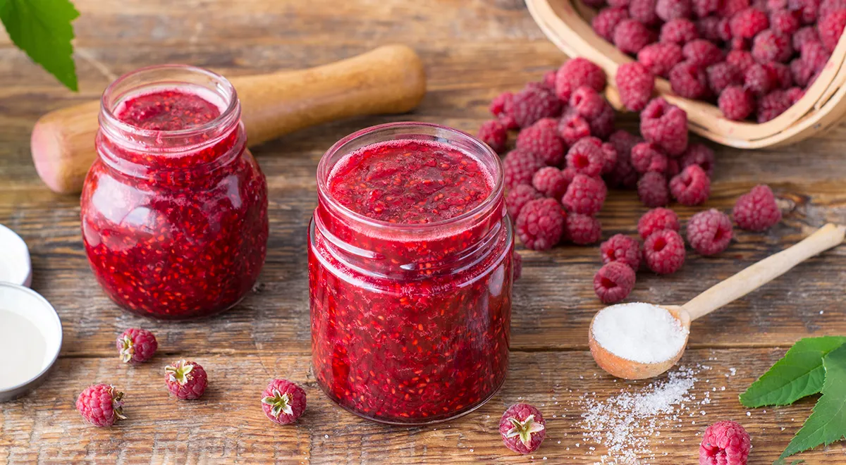 Himbeermarmelade ohne Kochen muss im Kühlschrank aufbewahrt werden