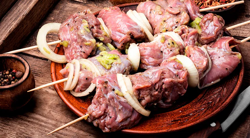 Eine einfache Marinade für Lammspieße mit Zwiebeln in Mineralwasser