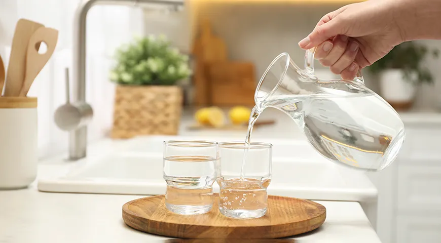 Wenn Sie an Gicht leiden, ist es wichtig, ein Trinkregime einzuhalten (mindestens 2 Liter Wasser pro Tag trinken).