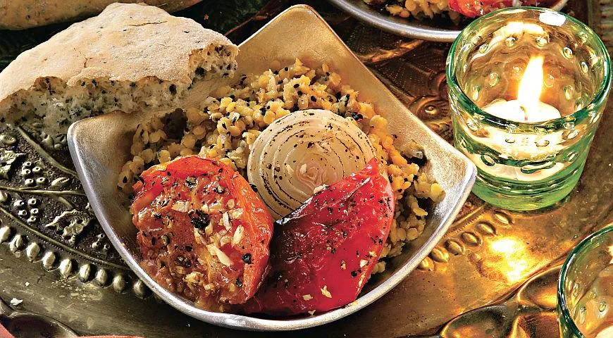 Linsen und indisches Naan-Brot mit geröstetem Gemüse und Nigella