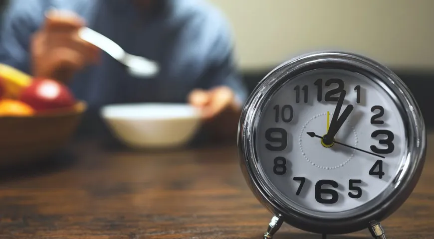 Nach einer Cholezystektomie ist es notwendig, Hungerpausen zu vermeiden und alle 3 Stunden zu essen 