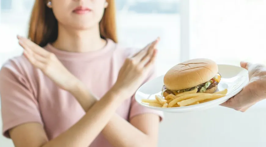 Fast Food, fetthaltige, frittierte Lebensmittel müssen vollständig vermieden werden