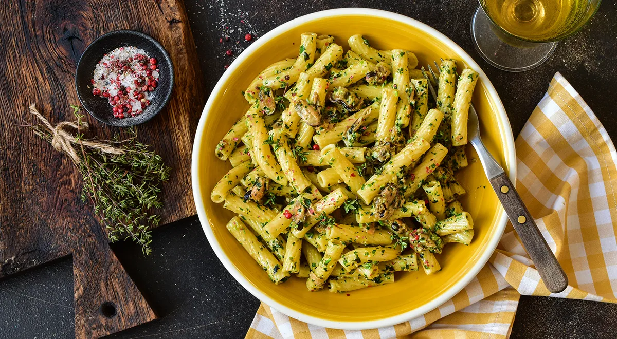 Pasta mit Muscheln in Pestosauce