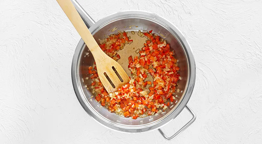 Nudeln mit Hühnchen in Tomatensauce