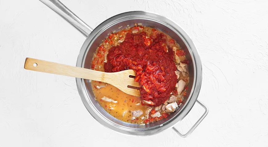 Nudeln mit Hühnchen in Tomatensauce