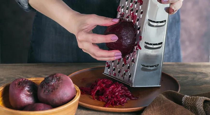 Wenn Rüben für den Salat gerieben werden müssen, kochen Sie sie, bis sie vollständig gar sind.