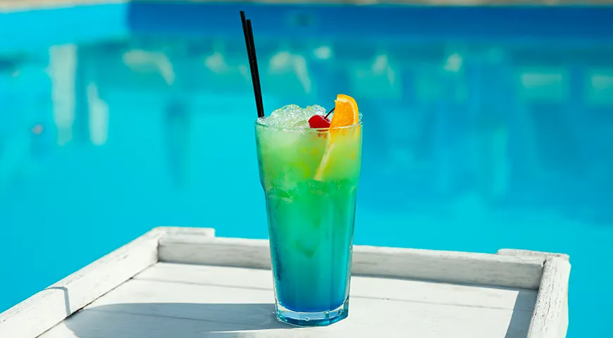 Klassischer Cocktail „Blue Lagoon“