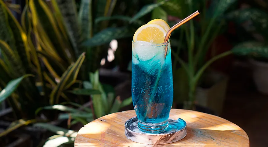 Alkoholfreier blauer Cocktail „Ozean im Glas“