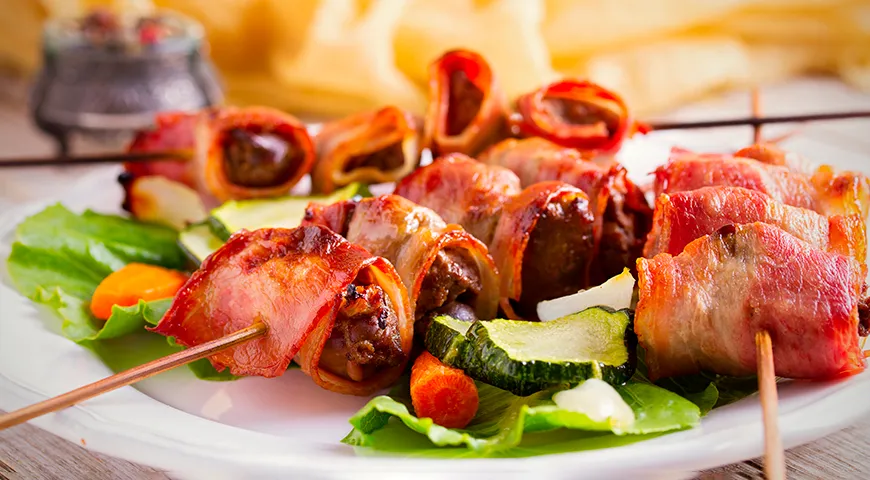 Wenn jedes Hähnchenstück mit einer Scheibe rohem Räucherspeck umwickelt wird, erhält das Geflügelfleisch einen „rauchigen“ Geschmack.