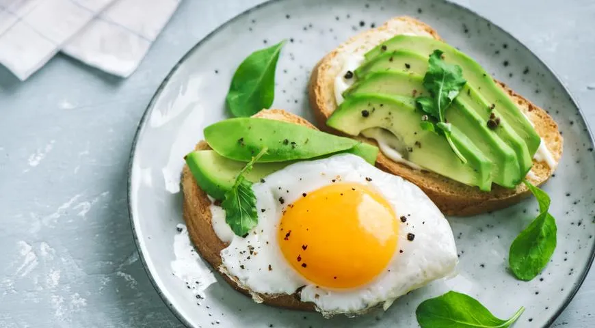 Wie macht man Avocado-Toast noch modischer? Mit Zitronenpulver bestreuen!