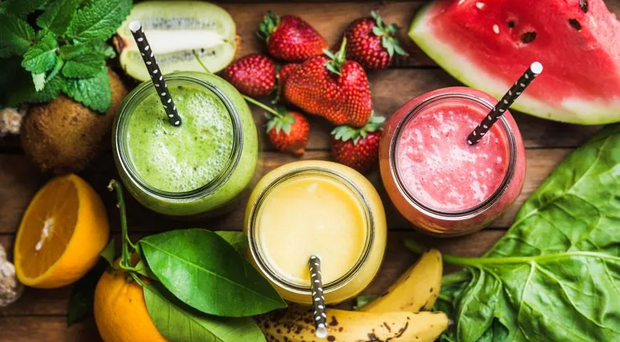 Zitronenpulver in Smoothies ist ein Getränk im Stil eines gesunden Lebensstils und Kühlmittel.