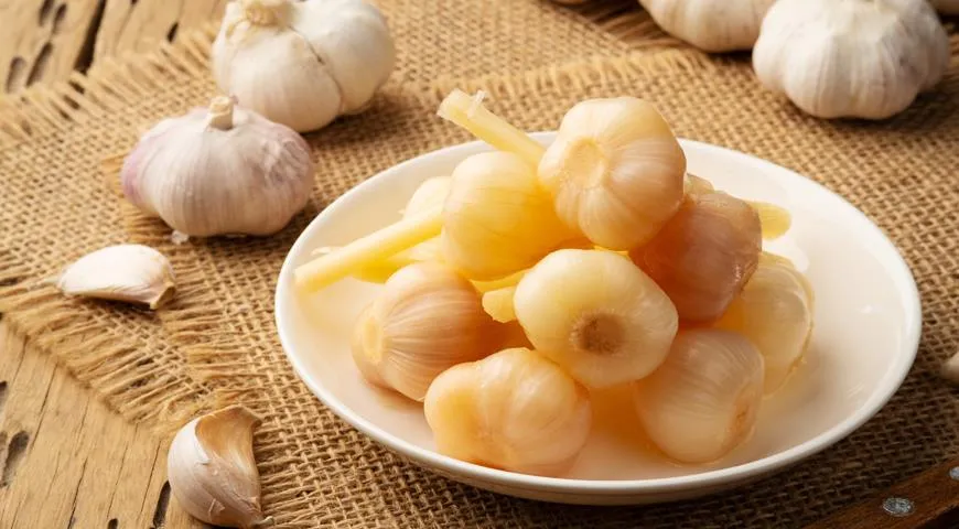 Eingelegter Knoblauch kann zu ersten und zweiten Gängen serviert werden und kann auch zur Herstellung von Soßen verwendet werden