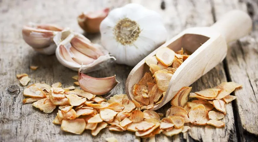 Knoblauch wird im Ofen oder im Trockner getrocknet und zunächst in dünne Scheiben geschnitten