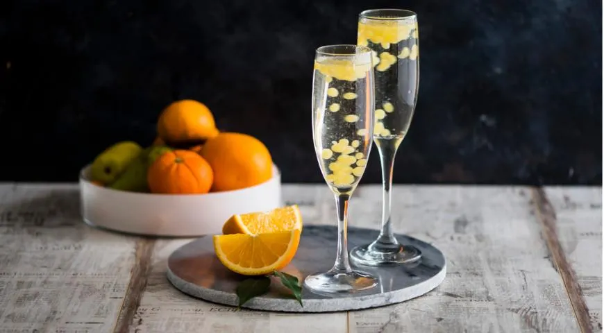 Neujahrs-Champagner. Cocktail „Champagner mit Orangenkaviar“, Rezept siehe hier