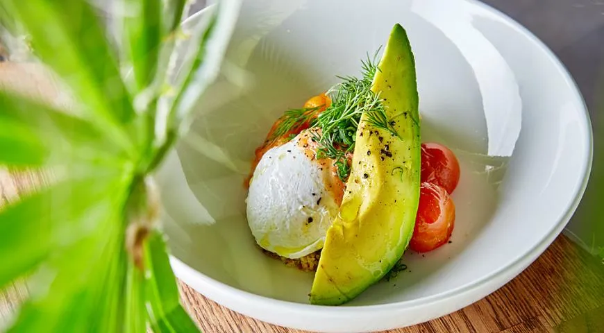 Pochiertes Ei mit Avocado, Quinoa und gebackenem Kürbis