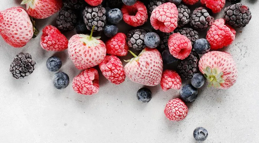 Früchte, die im Winter nicht frisch zu finden sind oder sehr teuer sind, müssen Sie für den Winter einfrieren. Dies gilt in stärkerem Maße für Beeren und Pilze