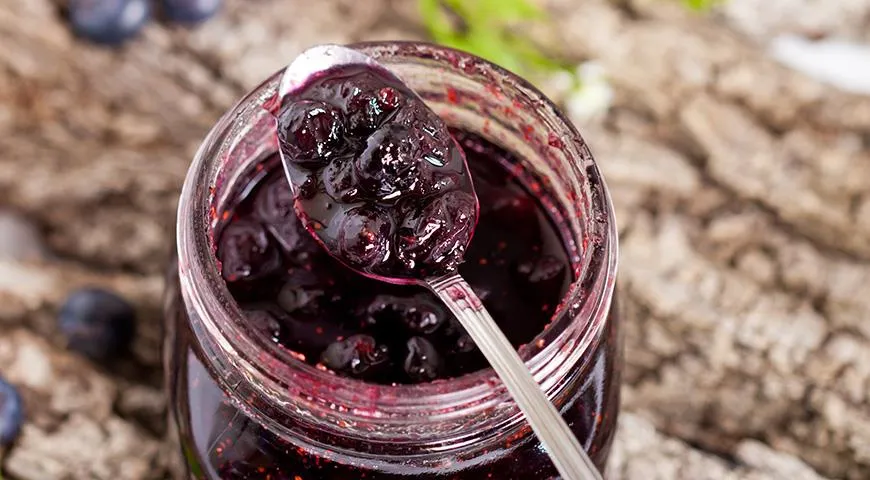 Verwenden Sie für die Füllung dicke Marmelade anstelle von frischen Beeren oder Konfitüren.