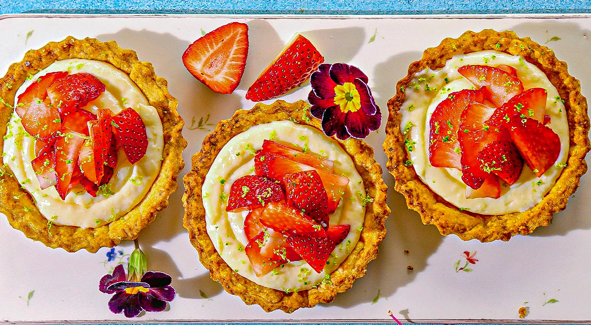 Törtchen mit Erdbeeren und Vanillesoße