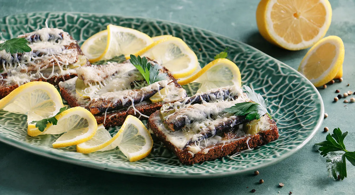 Sandwiches mit Sprotten und Gurke