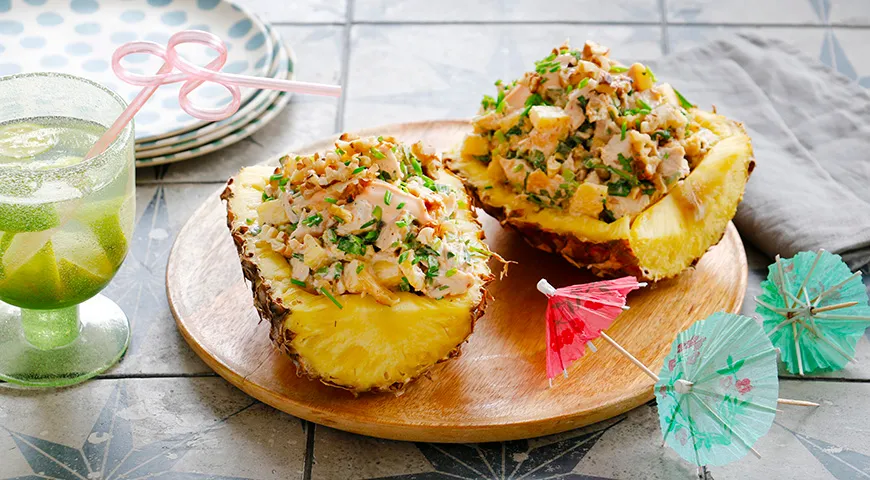 Salat mit Hühnchen, Ananas und Walnüssen