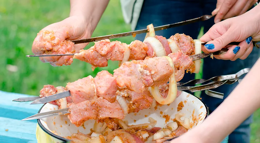 Marinade für Schweinefleischspiesse mit Essig, Zwiebeln und Mineralwasser