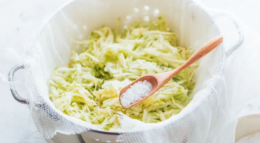 Geriebene Zucchini mit Salz bestreuen