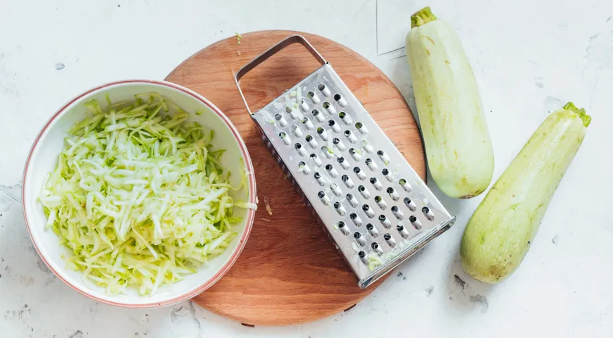 Zucchini, auf einer groben Reibe gerieben