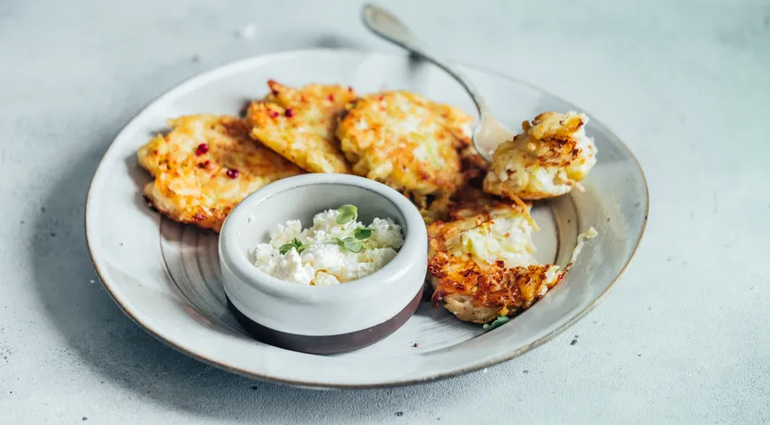 Fügen Sie Hüttenkäse zu Zucchini-Pfannkuchen hinzu, um eine lockere Struktur zu erhalten