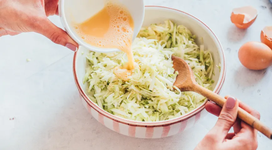 Die vorbereiteten Zucchini mit den Eiern vermischen und glatt rühren.