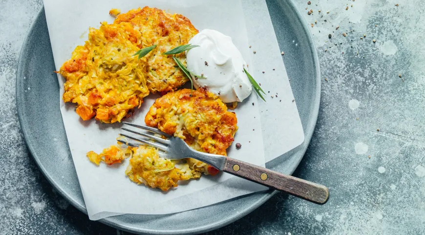 Fügen Sie Kürbis zu Zucchini-Pfannkuchen hinzu, um ihm Farbe und einen süßen Geschmack zu verleihen