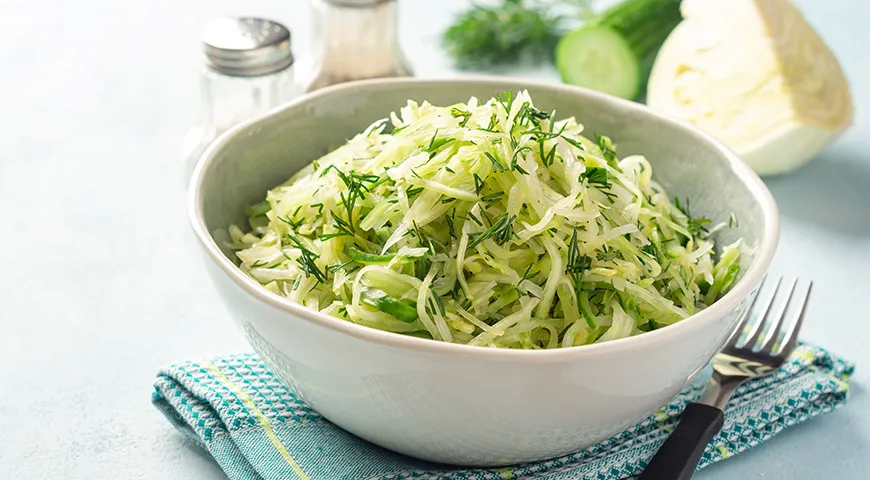 Kohlsalat mit Knoblauchpfeilen