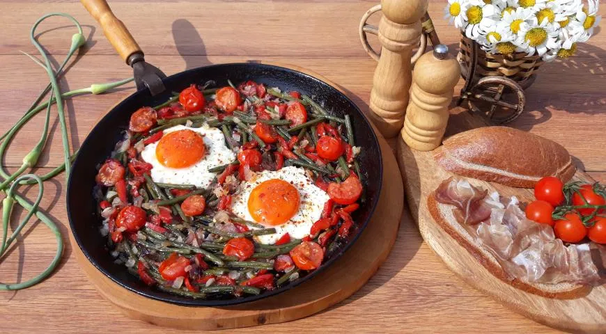 Landfrühstück – Rührei mit Knoblauch und Kirschtomaten