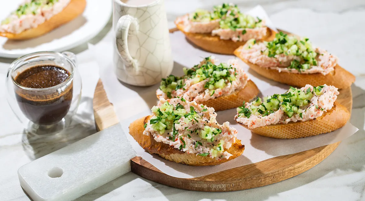 Sandwiches mit Krabbenstäbchen und frischer Gurke