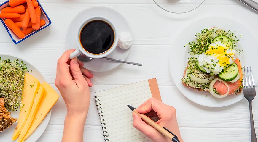 Ein Ernährungstagebuch hilft Ihnen nicht nur bei der Bewertung Ihrer Ernährung, sondern lehrt Sie auch, physiologischen Hunger von emotionalem Hunger zu unterscheiden.