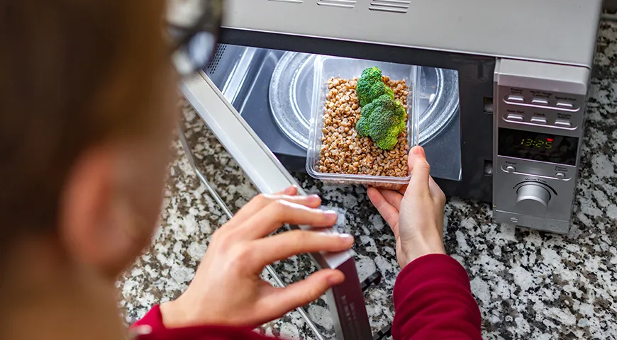 Die Hauptmahlzeit am Arbeitsplatz sollte das Mittagessen sein; Sie sollten es nicht durch zahlreiche Snacks ersetzen