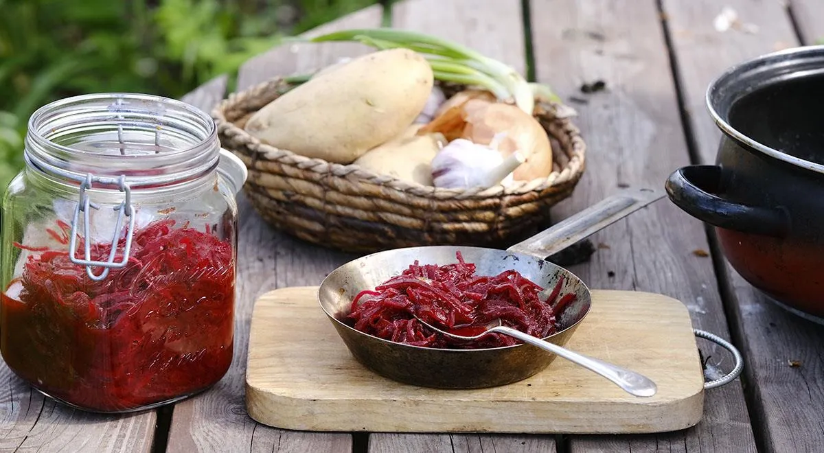 Borschtsch mit Rüben für den Winter braten