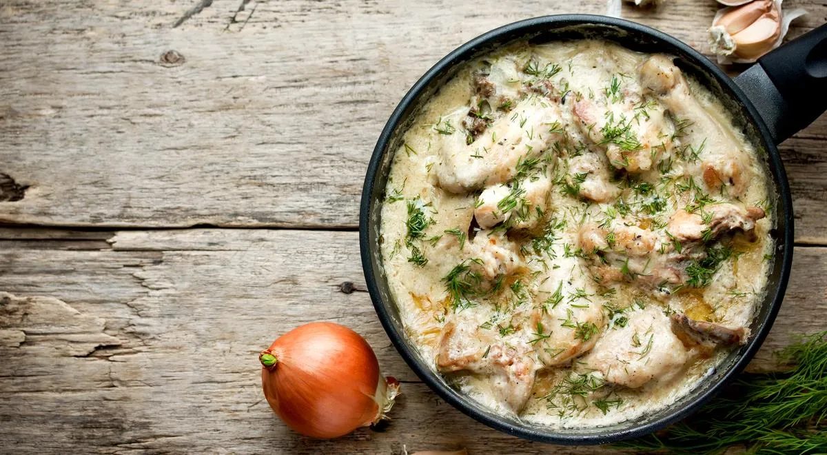 Als Beilage zu diesem Hähnchen können Sie Reis kochen.