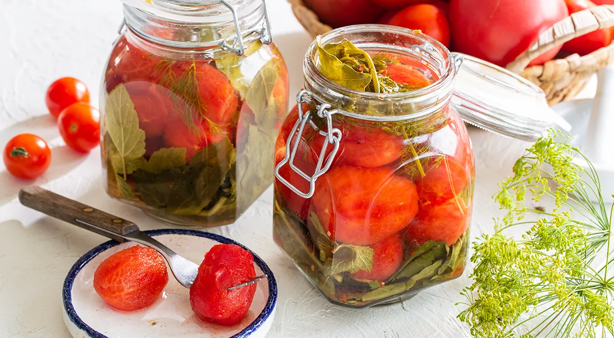 Eingelegte Tomaten ohne Haut für den Winter