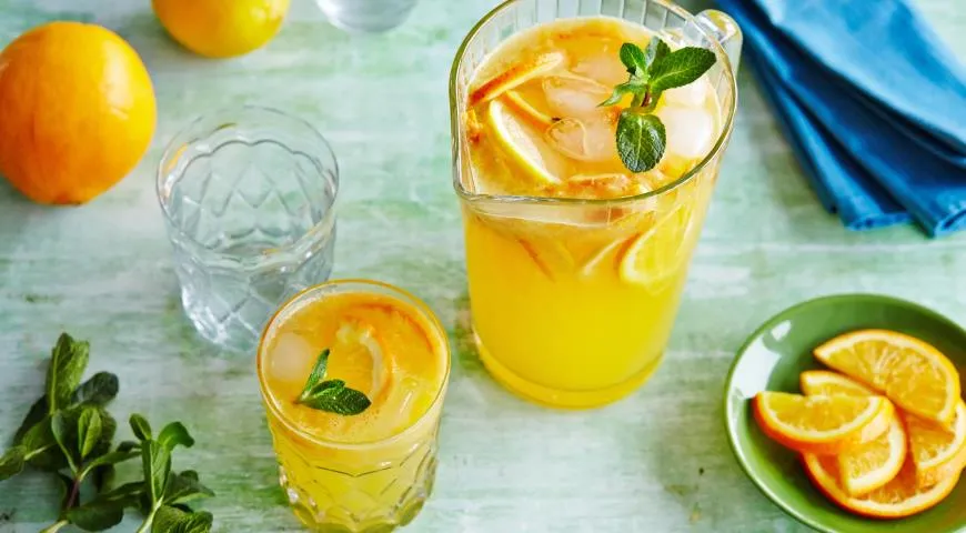 Trinken Sie hausgemachte Limonaden