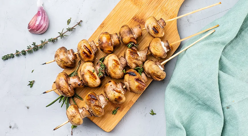 Gegrillte Champignons mit Kräutern