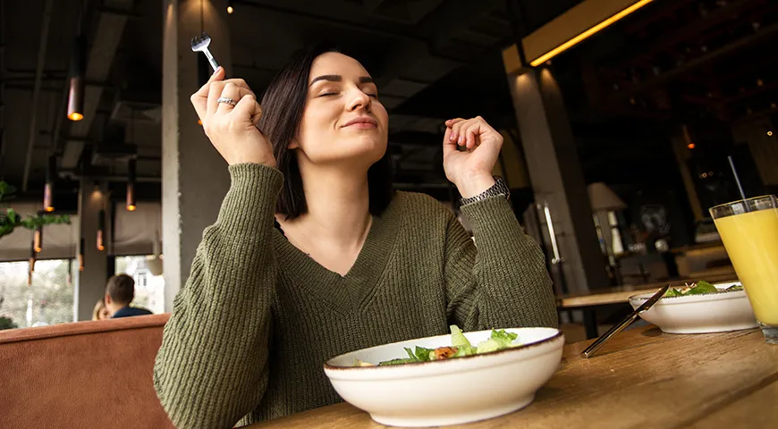 Beim Essen ist es wichtig, den Geschmack und das Sättigungsgefühl des Essens zu spüren. Daher ist es schädlich, beim Lesen der Nachrichten oder beim Scrollen durch soziale Netzwerke zu essen, die normalerweise vom Essen selbst ablenken