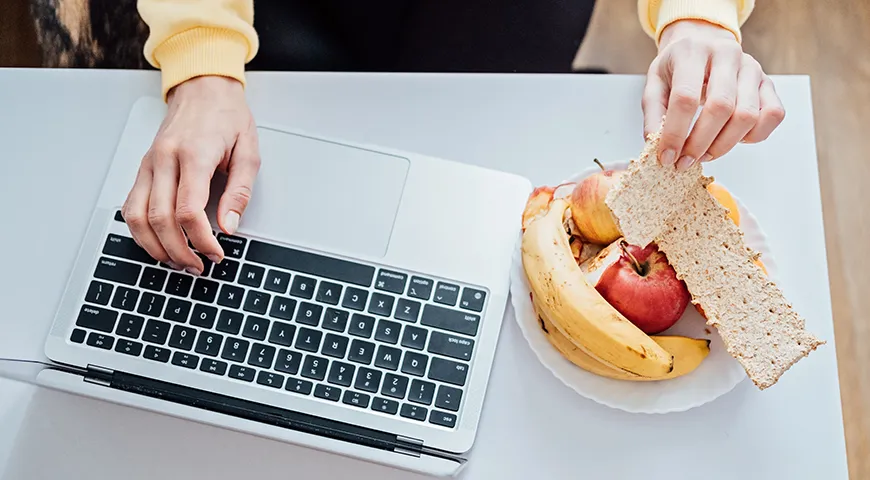 Die meisten Snacks sind kalorienreich und tragen zur Gewichtszunahme bei